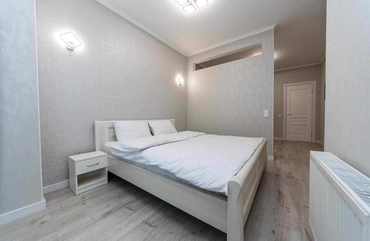 Flatrent Drahomanova 2A Kyiv Exterior foto