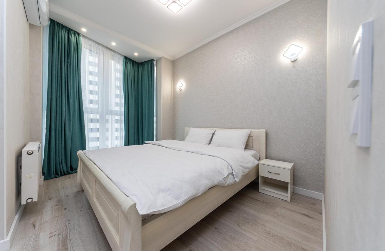 Flatrent Drahomanova 2A Kyiv Exterior foto