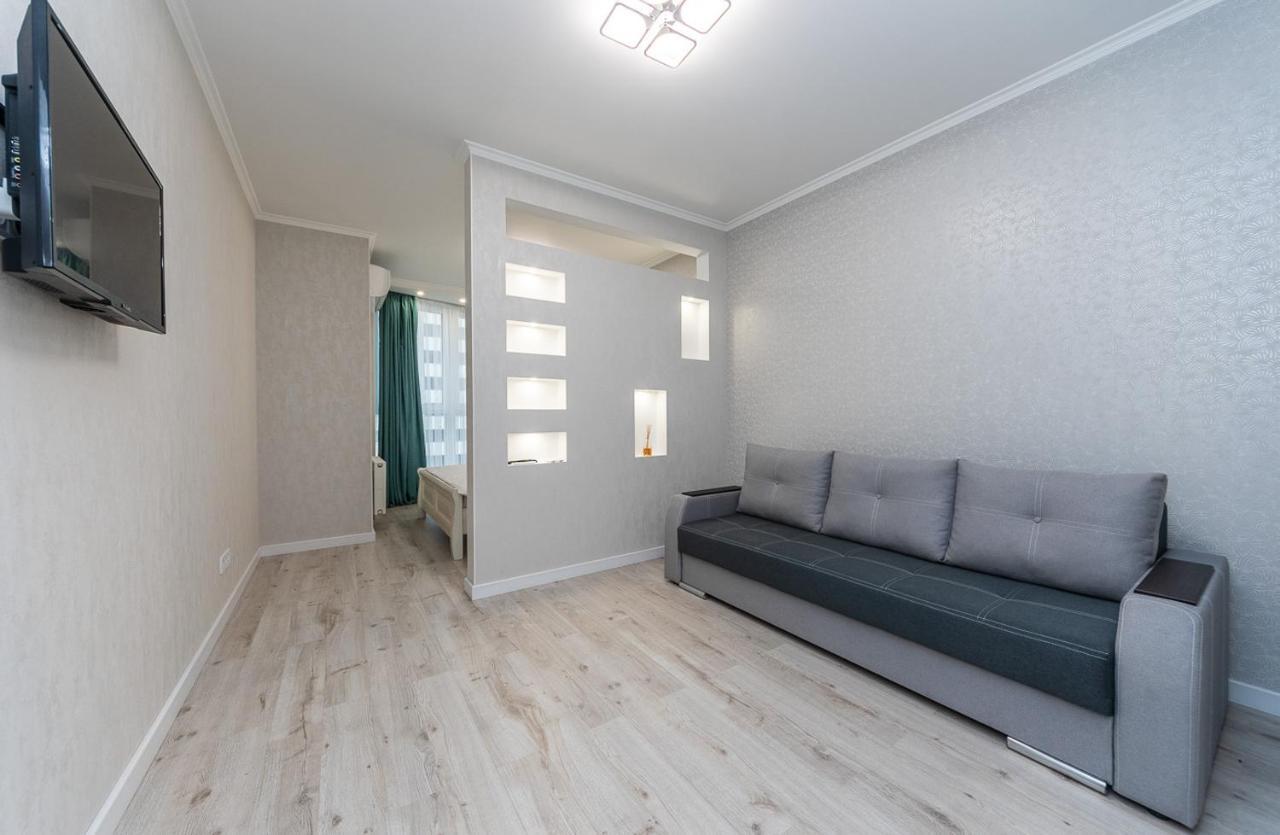 Flatrent Drahomanova 2A Kyiv Exterior foto