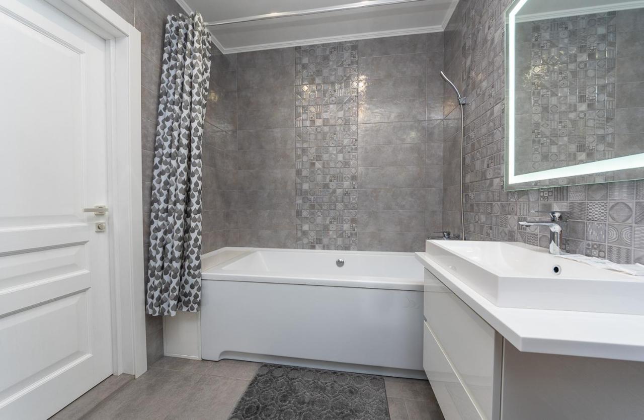 Flatrent Drahomanova 2A Kyiv Exterior foto